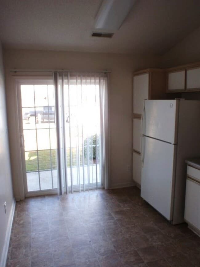 Building Photo - Spacious 2 bed 2 bath duplex, available soon!