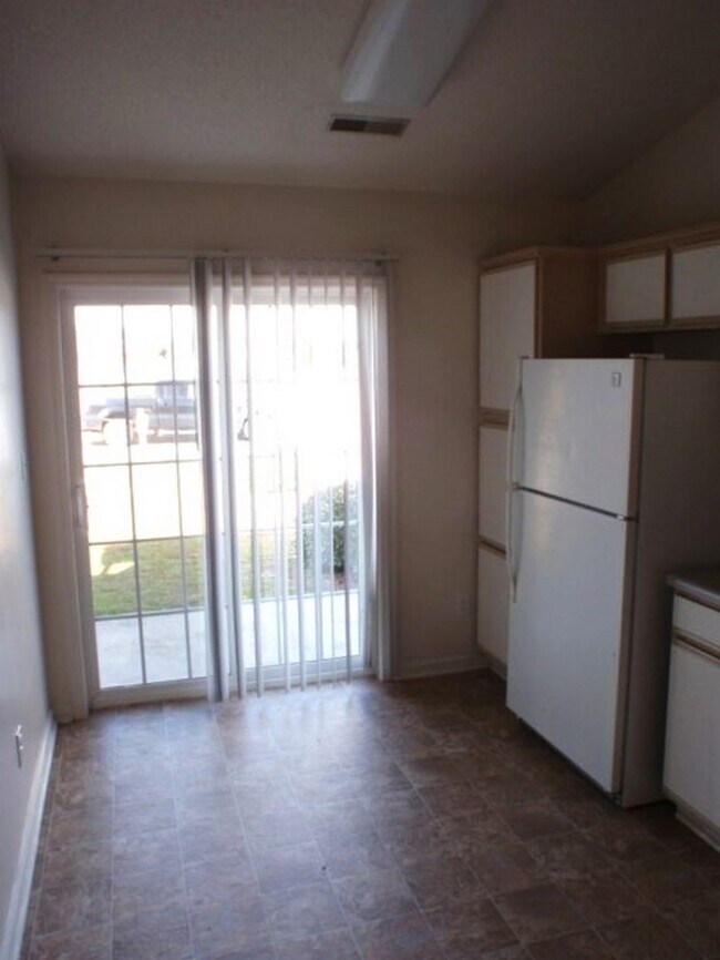 Foto del edificio - Spacious 2 bed 2 bath duplex, available soon!