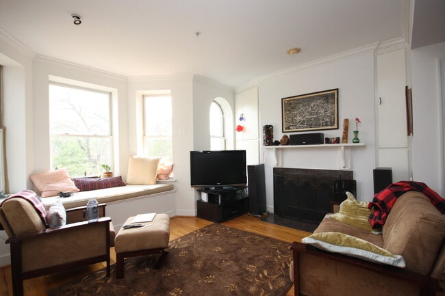 Building Photo - Spacious 2BD/2BA Apt Located in Dupont Cir...