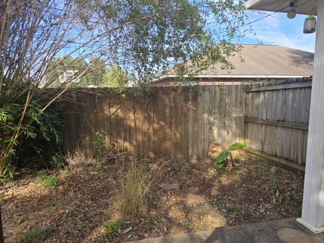 Building Photo - Stunning Executive Custom Built Home with Elite Appliances