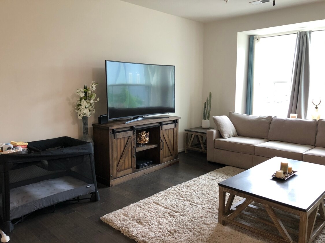 Foto principal - 8054 Elton St