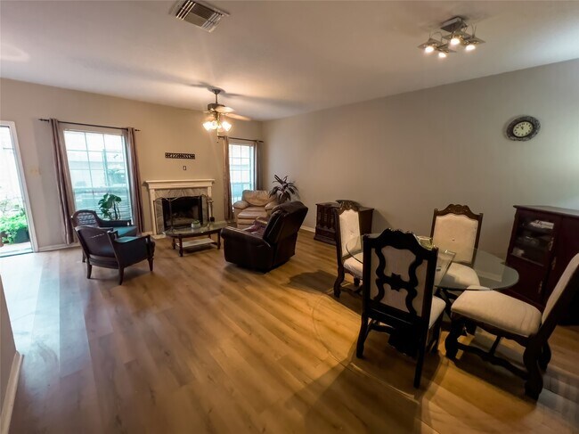 Foto del edificio - 3212 Holly Hall St