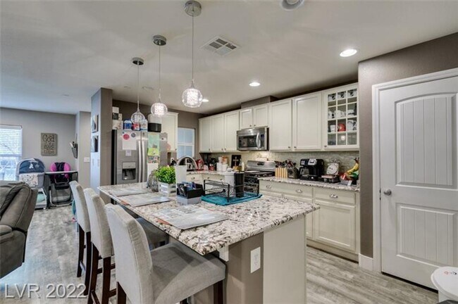 Foto del edificio - Inspirada Townhome!!