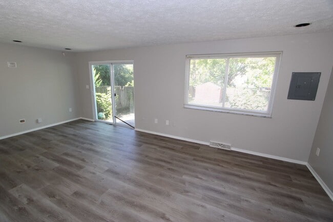 Building Photo - Beautiful 3 Bedroom 1 and a Half Bath Home