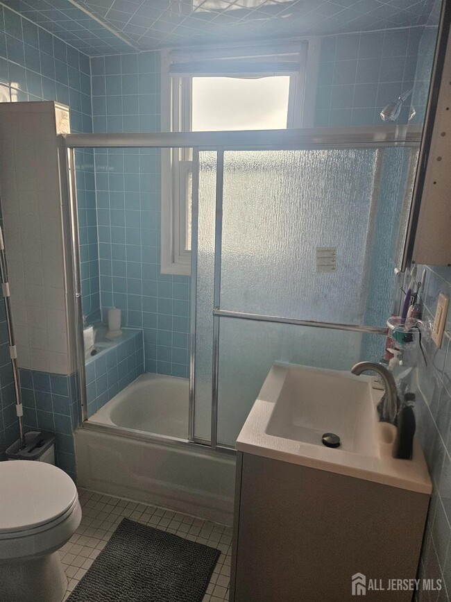 Building Photo - 421 River Dr