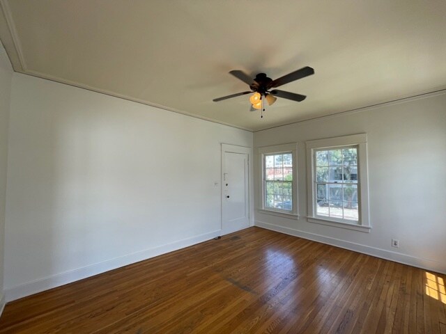 Building Photo - 1555 N Kenmore Ave