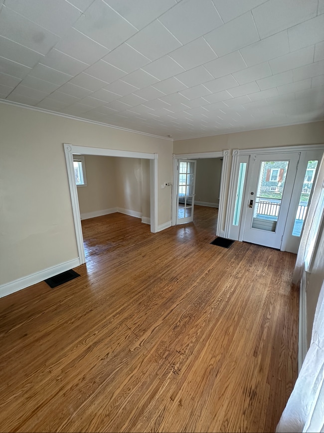 Building Photo - 49 Cayuga St