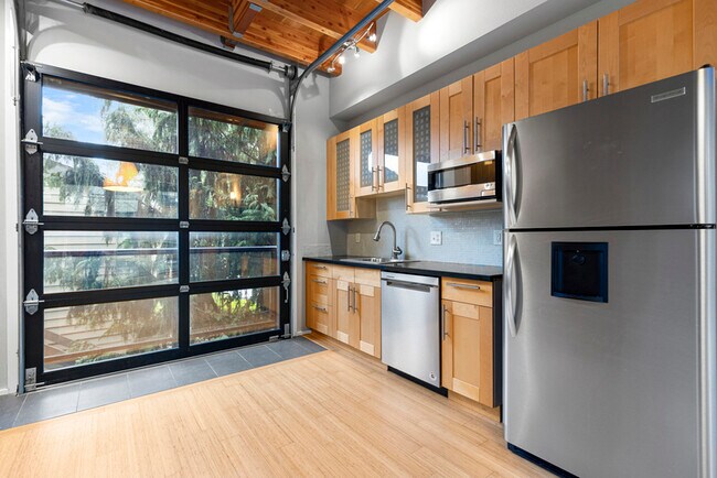 Building Photo - 468 NE Brazee St