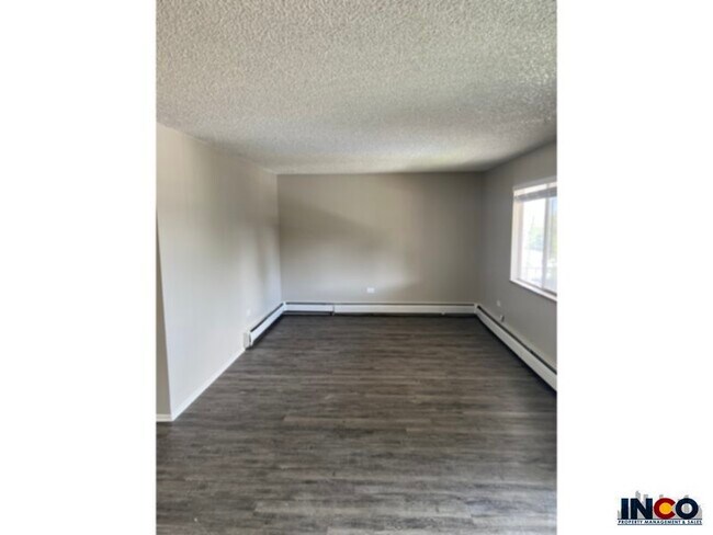 Building Photo - Top floor three bedroom condo!