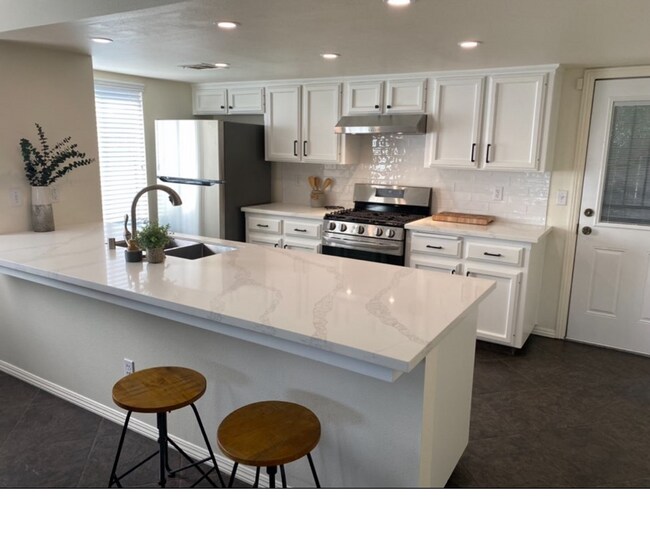 Foto del edificio - 12112 ACEVES AVE.- 4 BEDROOM 2 BATH- OROSI