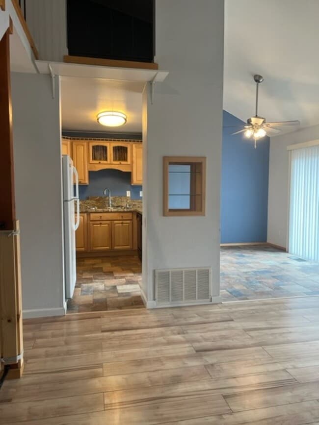 Foto del edificio - 3BD 2BA 2CAR Garage Townhouse located in L...