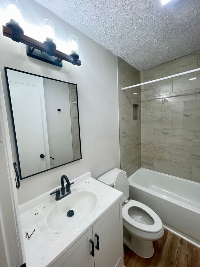 Photo - 1 Bedroom/1 Bath Duplex Unit Available for Rent in Brandon! House