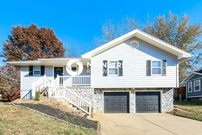 Foto del edificio - 3 Bedroom Pet-Friendly Home in Lees Summit, MO with Main Street Renewal