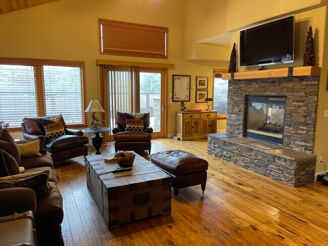 Building Photo - 10281 Badger Ln