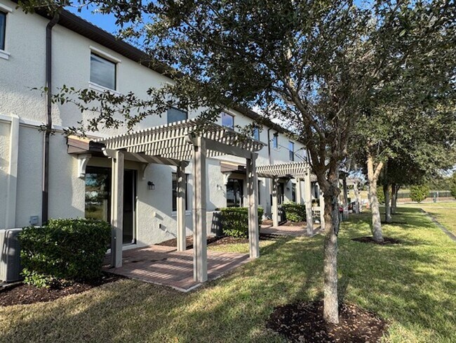 Foto del edificio - For Rent in ChampionsGate 3/2.5 Townhouse with Water View