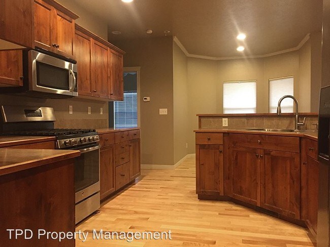 Building Photo - 2253 W Los Flores Dr