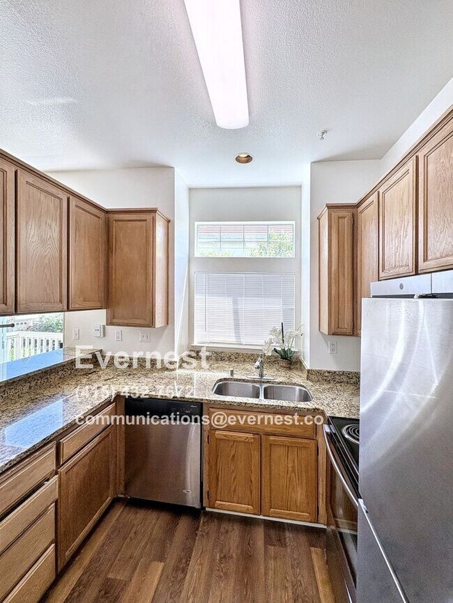 Foto del edificio - Lovely 2-Bedroom Townhome: Comfort and Con...