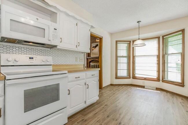 Building Photo - Spacious Shawnee Home Near Mill Creek Streamway Park
