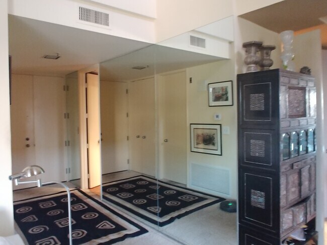 Entranceway - 2112 Century Park Ln