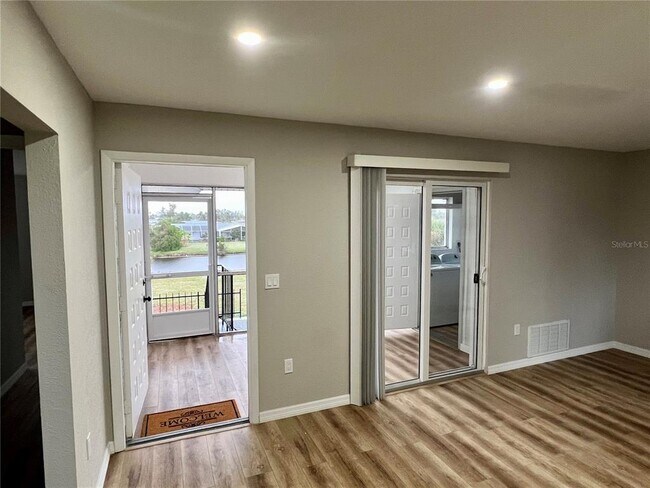 Foto del edificio - 146 Boundary Blvd