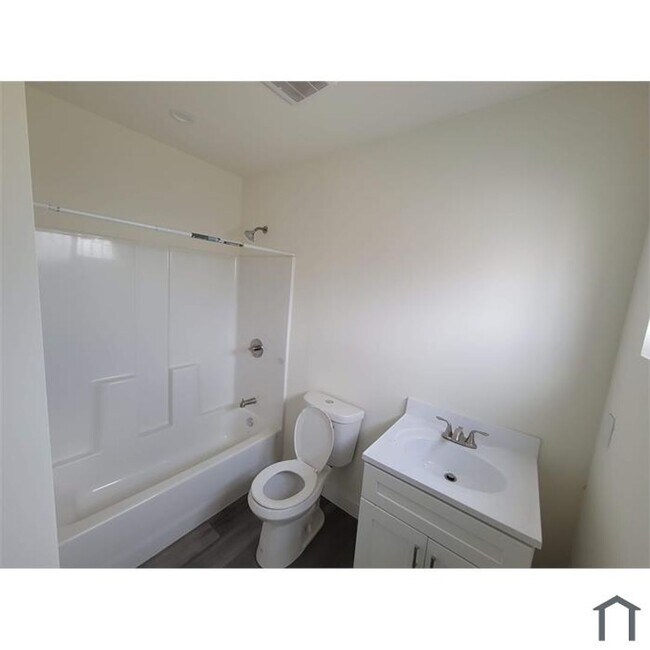 Foto del edificio - 8715-8721 Hooper Ave.