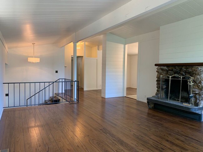 Building Photo - PENDING San Rafael Hillside Home