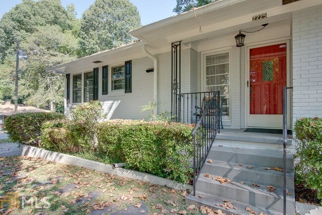 Building Photo - 2225 Lyle Ave