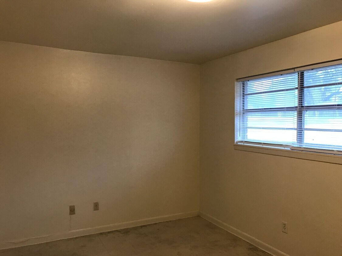 Foto del edificio - 911 - G College Drive - Pineville