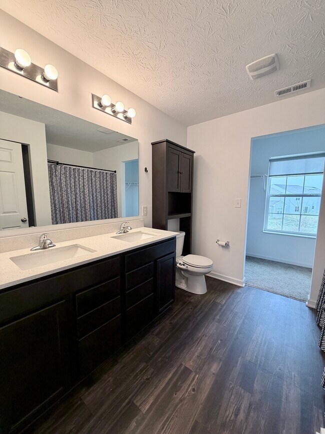 Foto del edificio - 5794 Wintersweet Ln