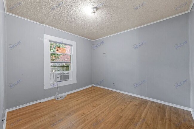 Foto del edificio - 4914 Donnelly Ave