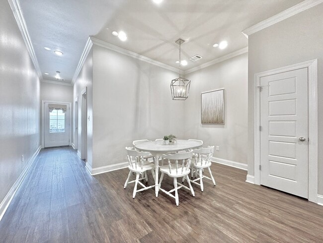 Building Photo - Elegant Townhouse in StoneLake Village – S...