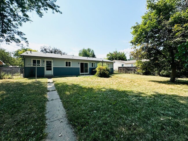 Foto del edificio - 3 Bed/1 Bath Home Near CSU!