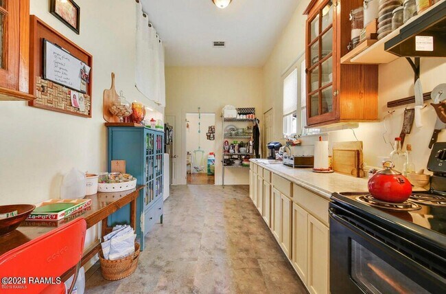 Building Photo - 204 E Cypress St