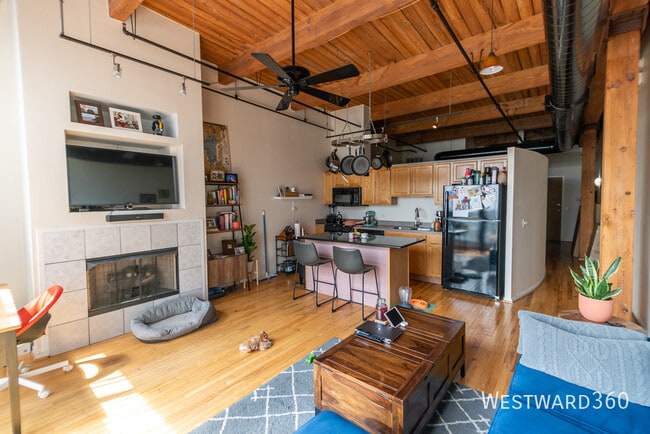 Building Photo - 1250 W Van Buren St