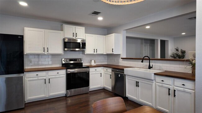 Building Photo - 102 Kendall Cove