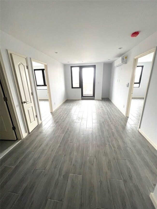 Foto del edificio - 7302 Woodside Ave