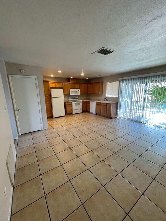 Foto del edificio - 3 BEDROOM TWO STORY Las Vegas Townhome