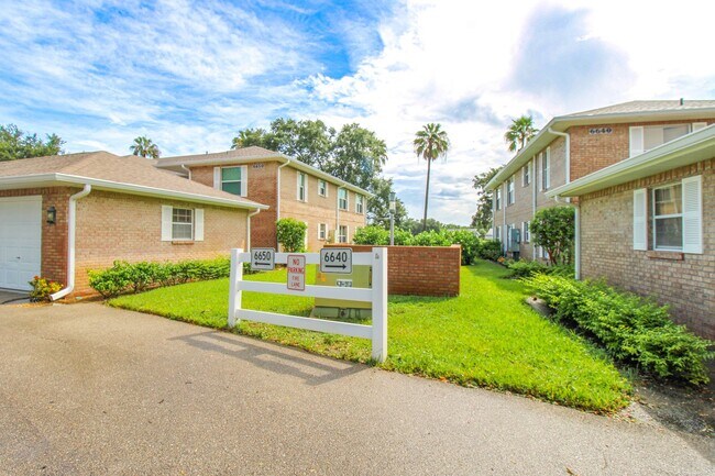 Building Photo - ** WALDEN OAKS 2 PLUS A DEN\2 BATH WITH GA...