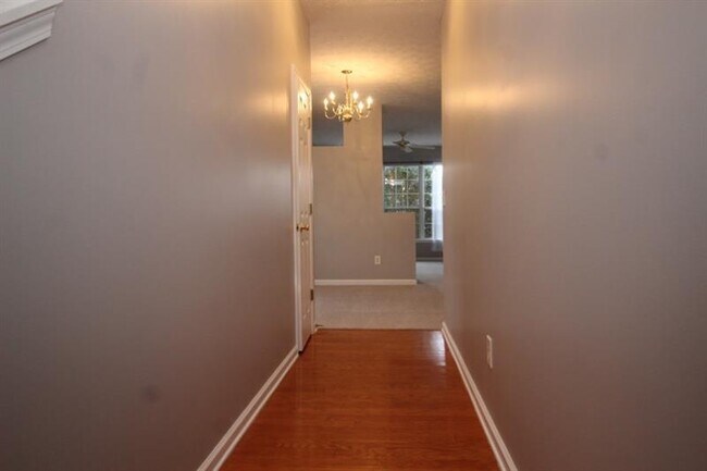 Foto del edificio - 6291 Shoreview Cir
