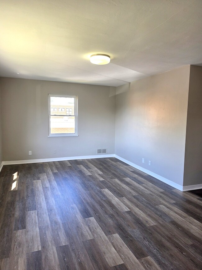 Building Photo - 829 Uhrig Ave