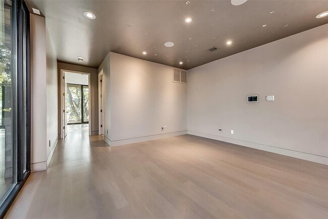 Foto del edificio - "Luxurious 3-Bed Oasis with 5 Full Baths in Prime Dallas Location - 4,666 Sq Ft of Elegance!"