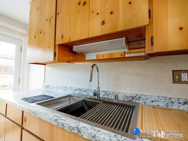 Foto del edificio - 2 br, 1 bath Townhome - 1413 NE 136th St A