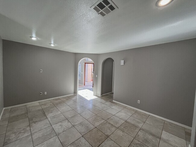 Foto del edificio - **COMING SOON 06/05/2025**Spacious 4-Bedro...