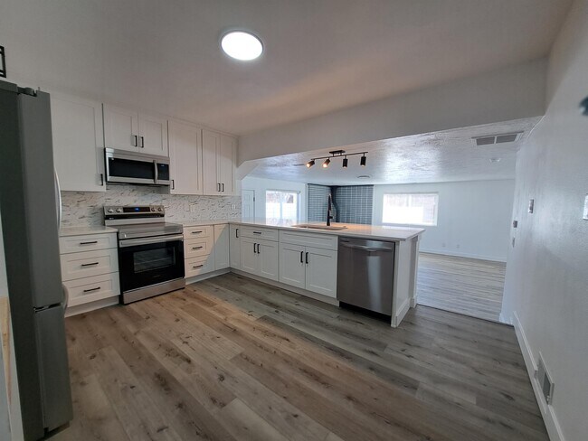 Building Photo - 579 E 300 N