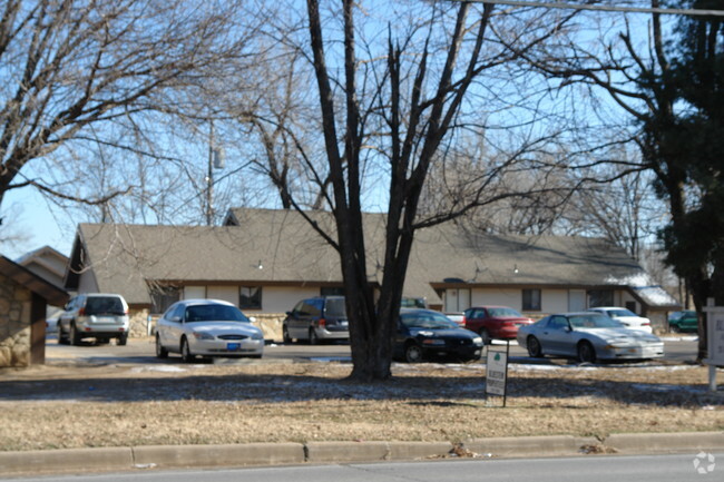 Bluestem Apartaments - (NW) 32-Unit Apartment Complex