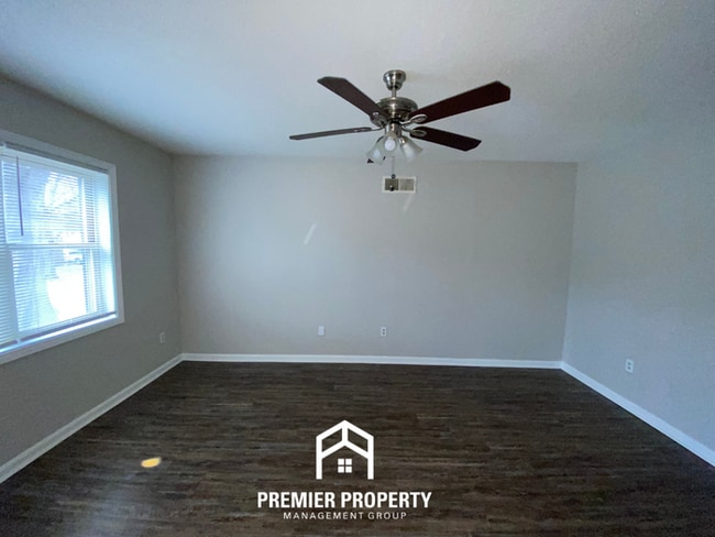 Building Photo - Charming 3BR Memphis Home with Hardwood Floors & Fenced Backyard