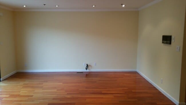 Dining room has crown moldings and recess lighting - 950 Chadbourne Ave
