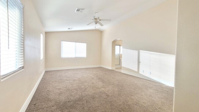 Foto del edificio - 229 Fairway Woods Dr