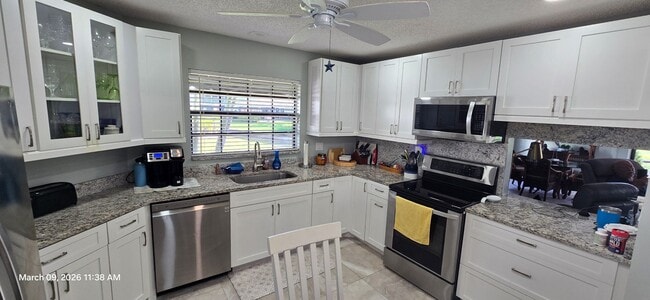 Foto del edificio - Welcome to **Caloosa Yacht & Racquet Club**, one of Fort Myers’ most charming **gated waterfront ...