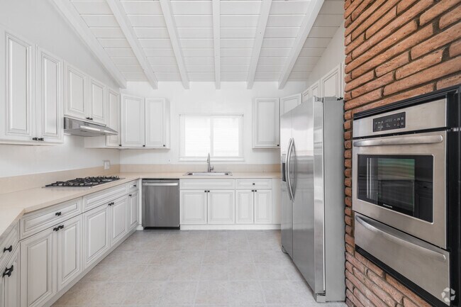 3 habitaciones, 2 baños - 1,650 pies cuadrados - Cocina - 4104 Via Largavista